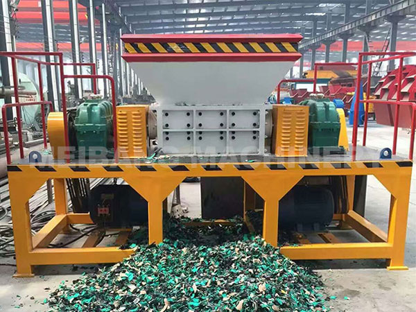 Waste plastic shredder