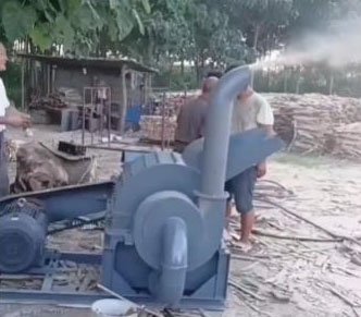 Video of on-site work of wood crusher